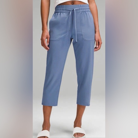 NWT Pull On Mid Rise Tapered Leg Crop 23” Blue Size 4 - Picture 1 of 5